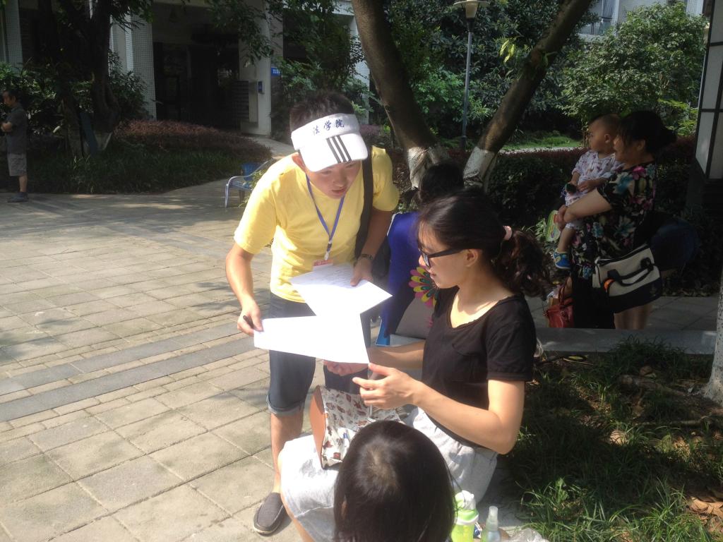 实践团成员向路人发放调查问卷